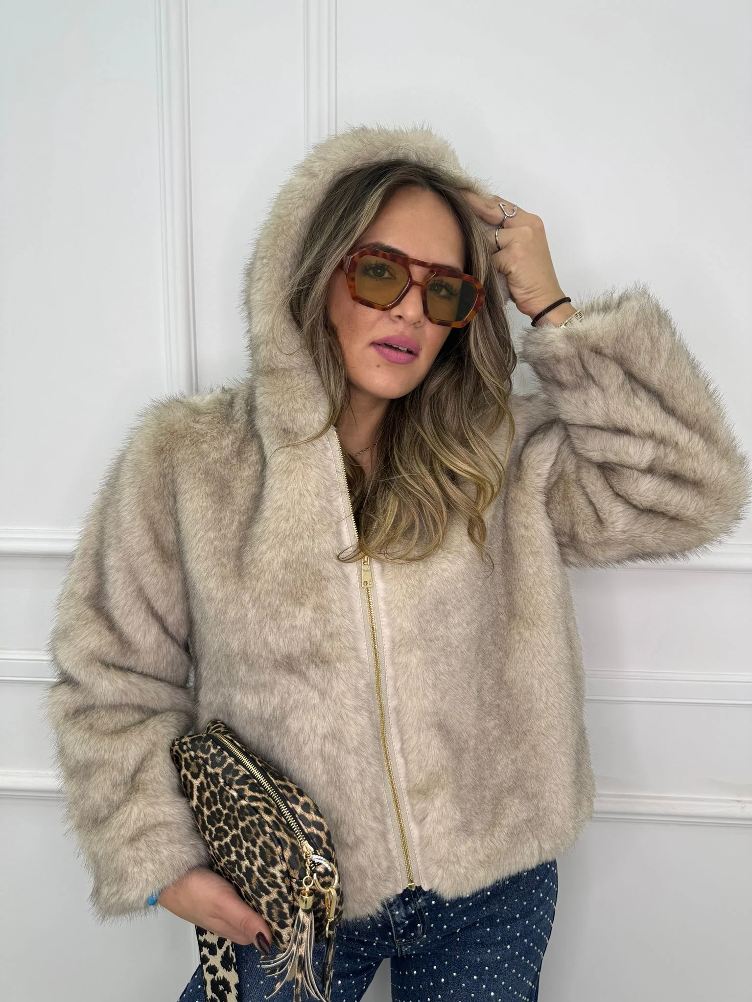 Pelliccia eco modello over con cappuccio e zip - immagine 7