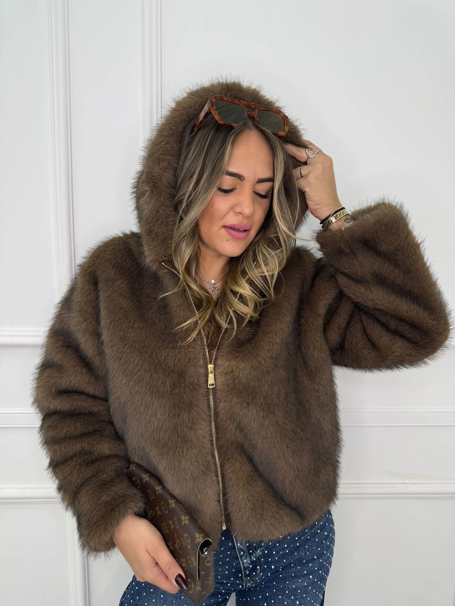 Pelliccia eco modello over con cappuccio e zip - immagine 2