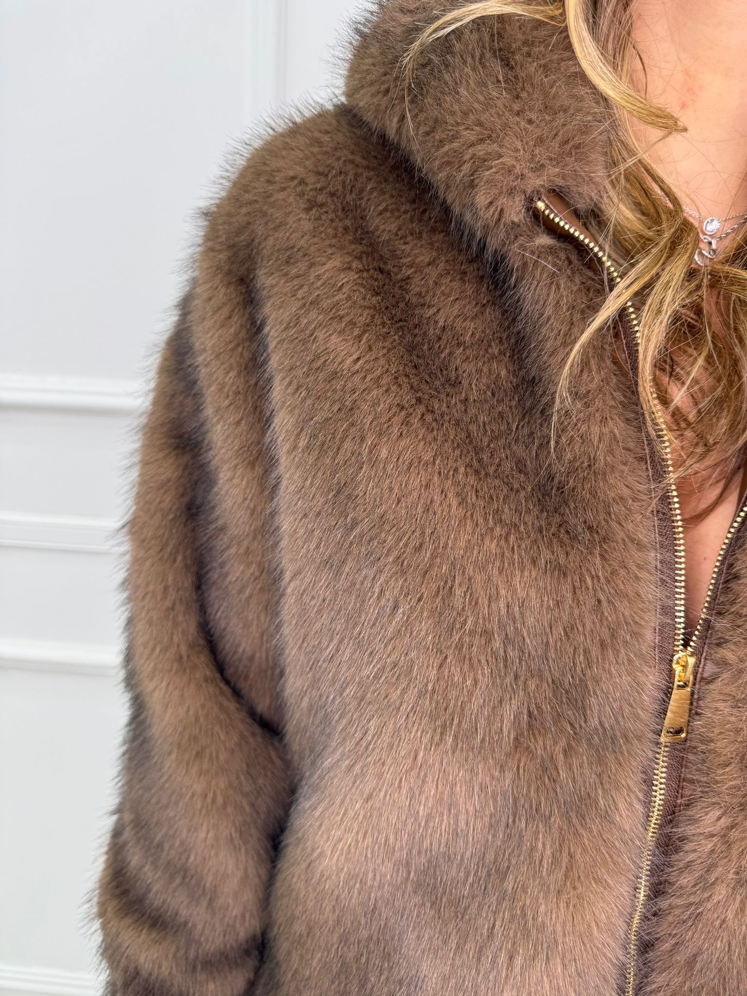 Pelliccia eco modello over con cappuccio e zip - immagine 4