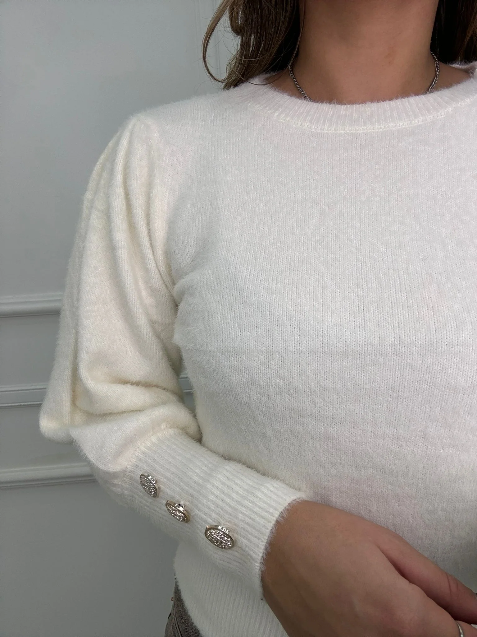 Maglione in pelo con spalle a sbuffo - immagine 9