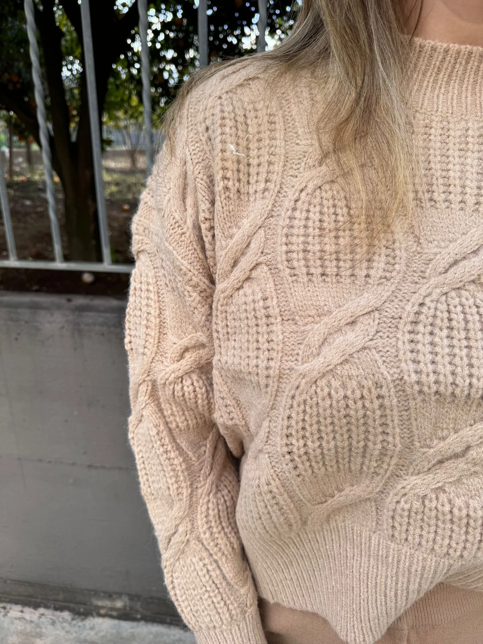 Maglione trama treccia tinta unita - immagine 3