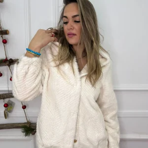 Pelliccia eco con cappuccio e bottone gioiello