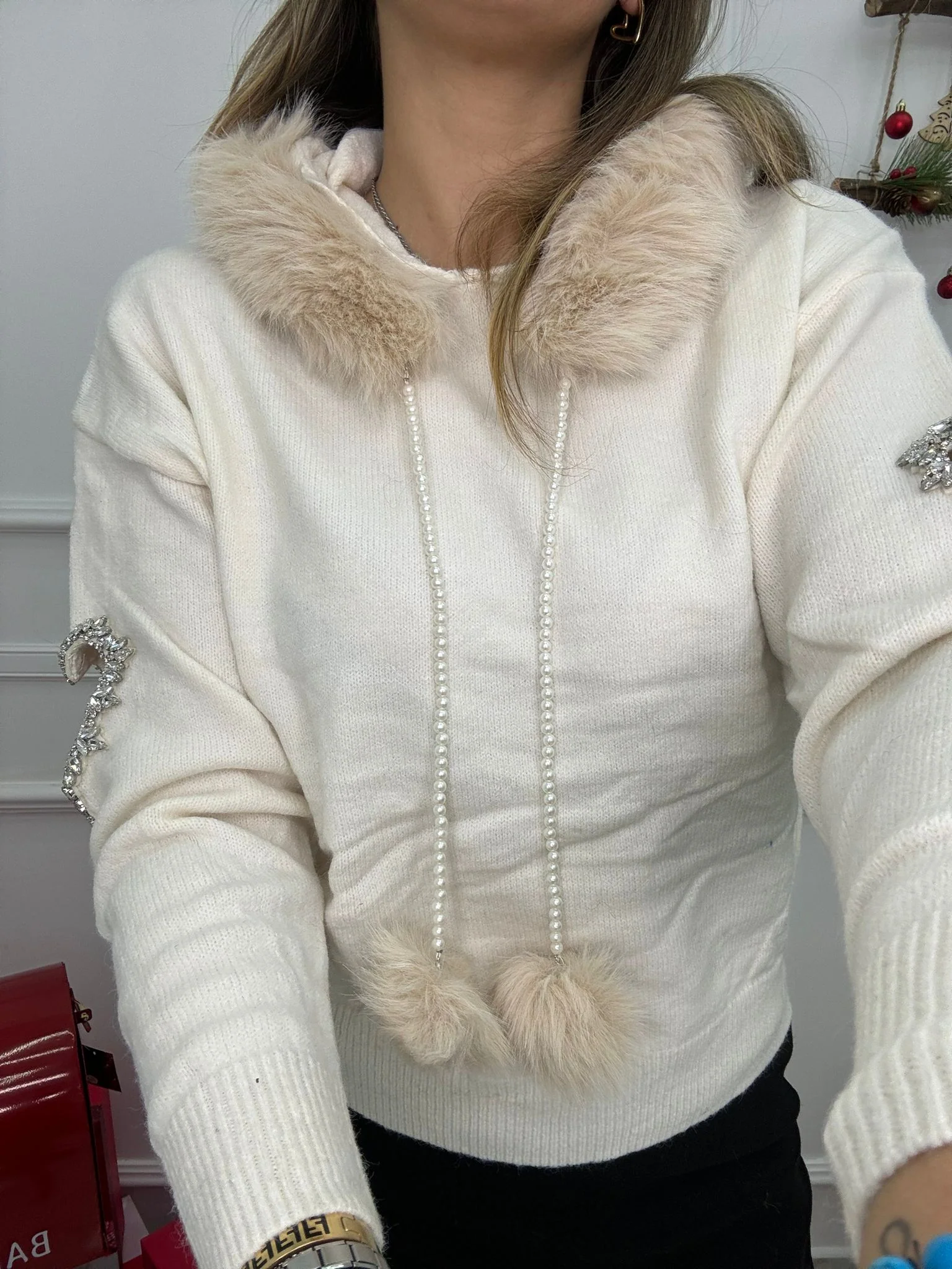 Maglione con cappuccio e eco pelliccia - immagine 5