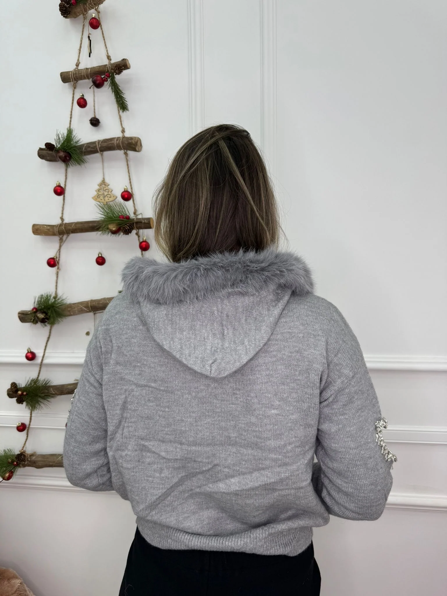 Maglione con cappuccio e eco pelliccia - immagine 4