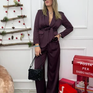 Tailleur effetto seta con pantalone e giacca con cintura