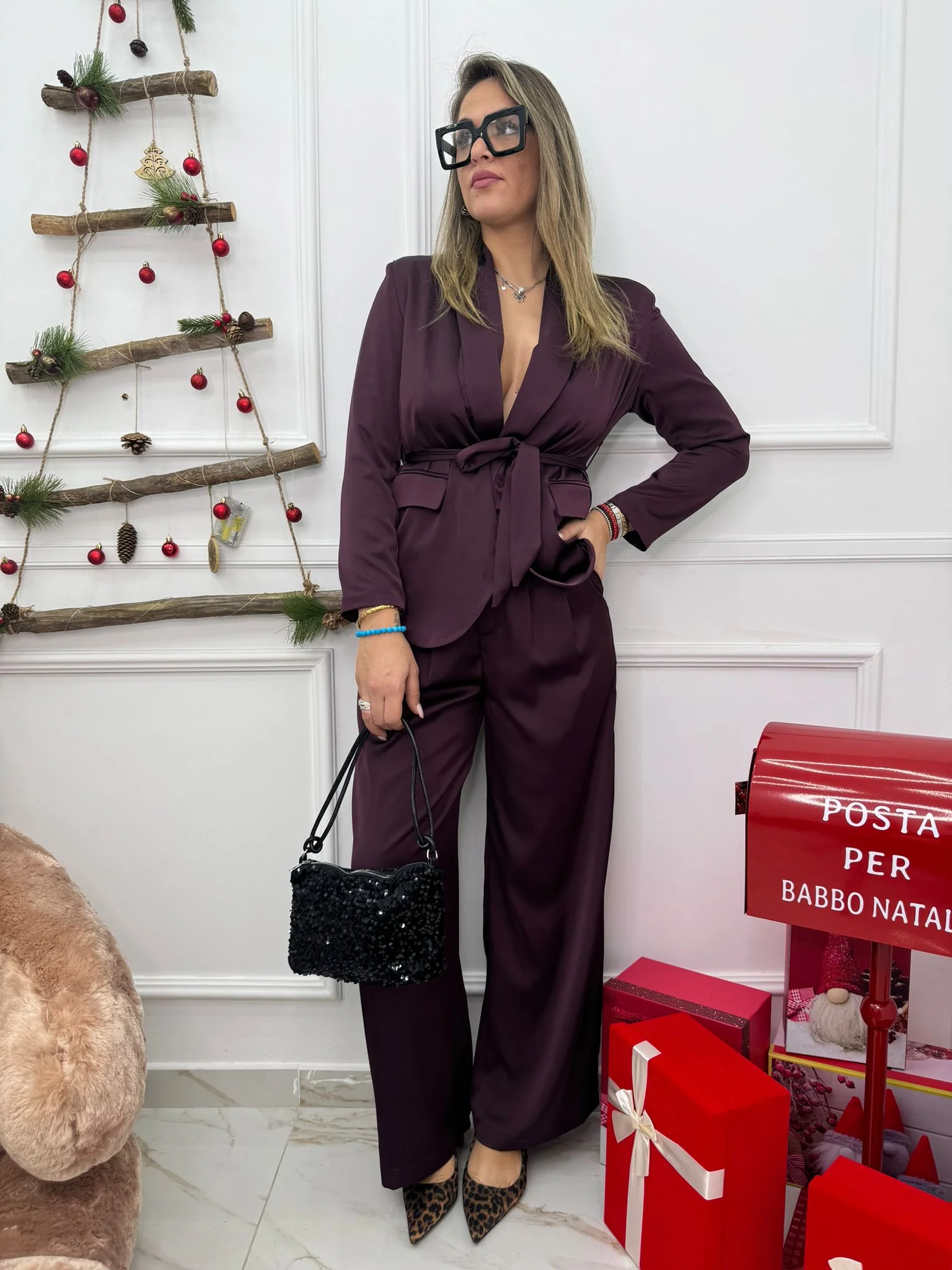 Tailleur effetto seta con pantalone e giacca con cintura