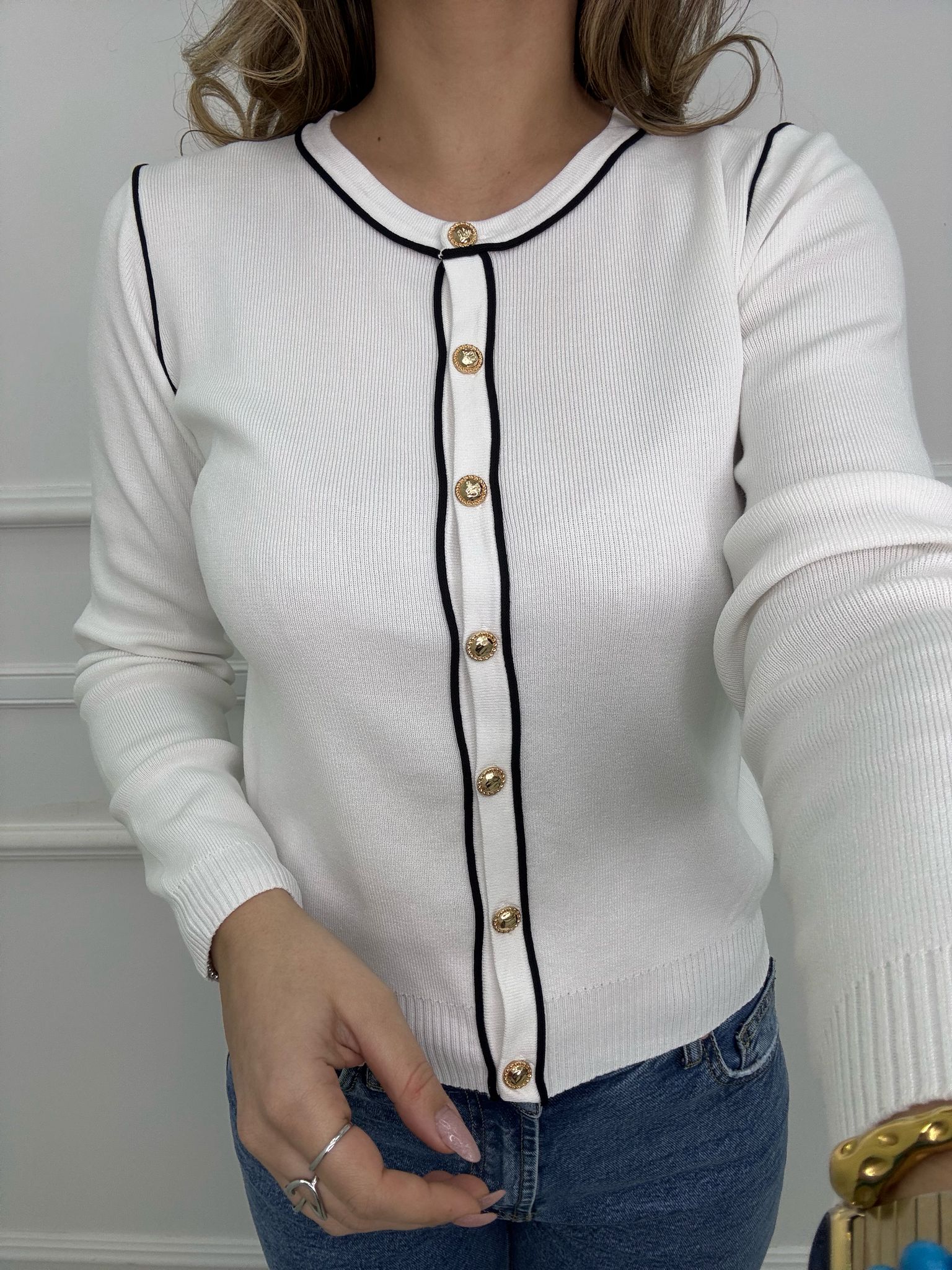 Cardigan in filo giro collo con bottoni oro - immagine 8