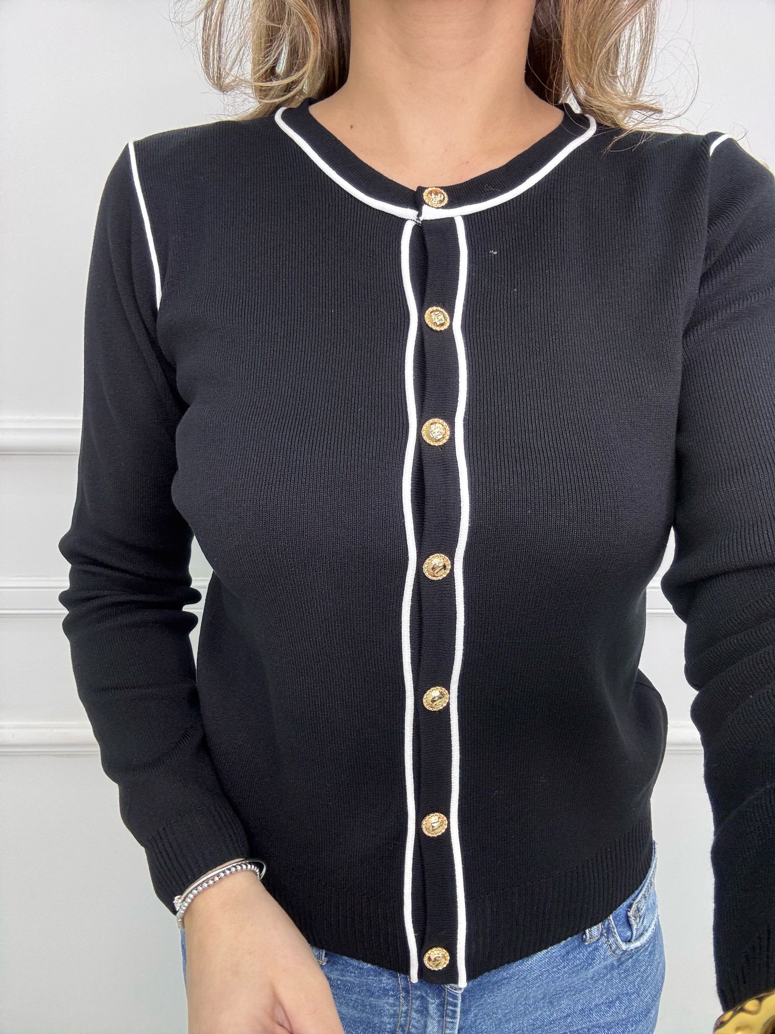 Cardigan in filo giro collo con bottoni oro - immagine 5