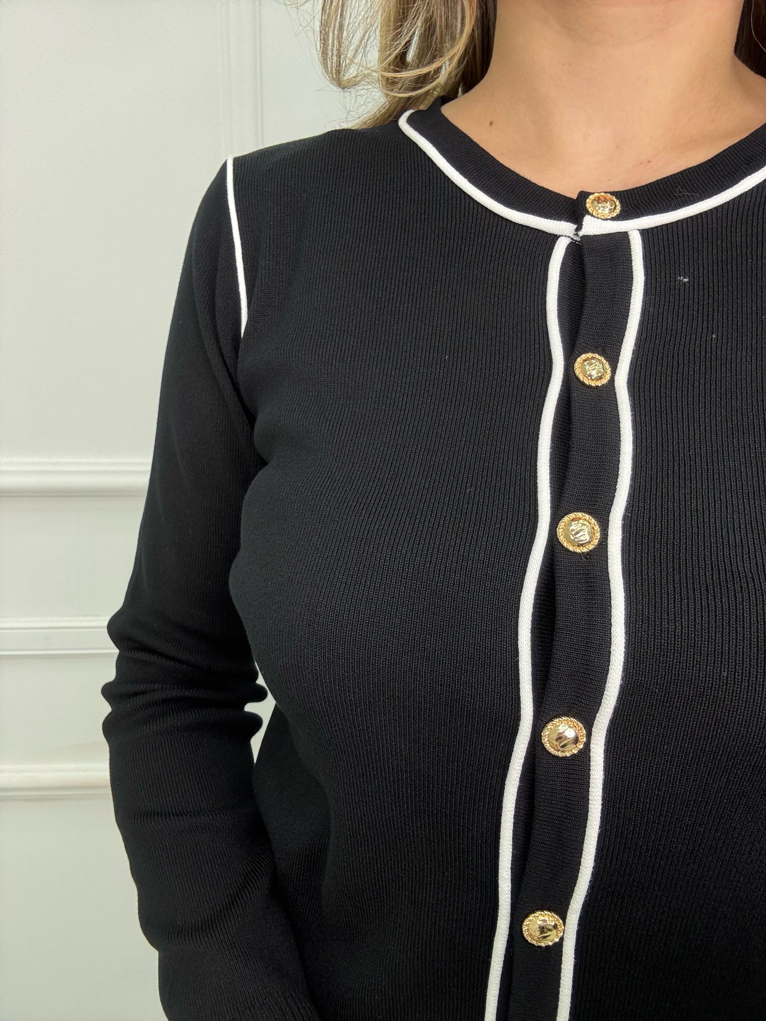 Cardigan in filo giro collo con bottoni oro - immagine 7