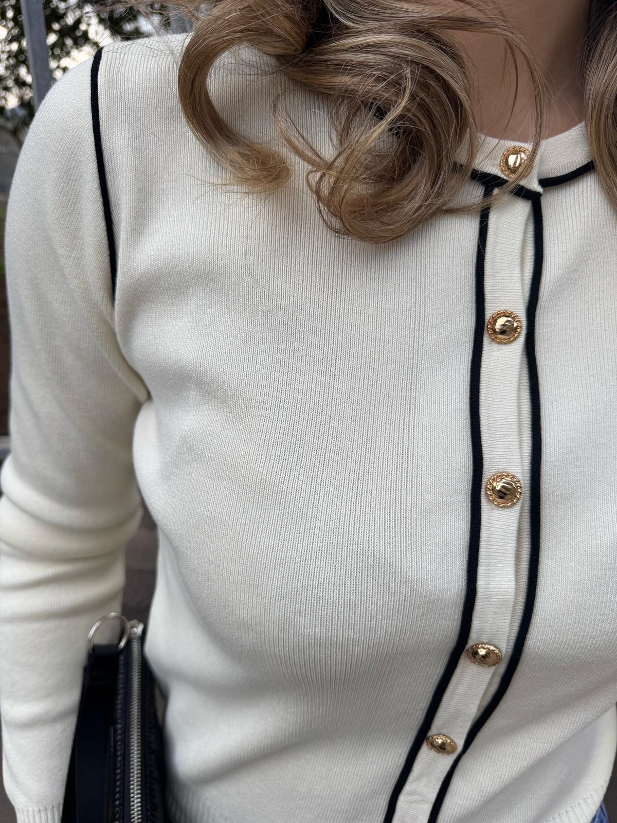 Cardigan in filo giro collo con bottoni oro - immagine 4