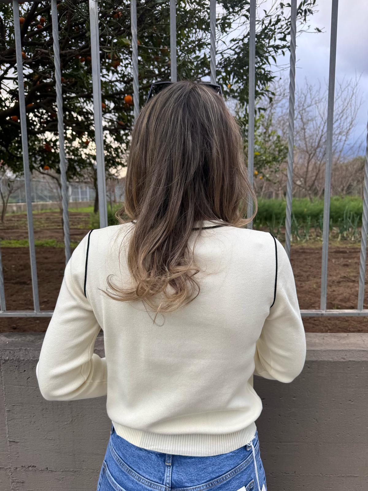 Cardigan in filo giro collo con bottoni oro - immagine 3