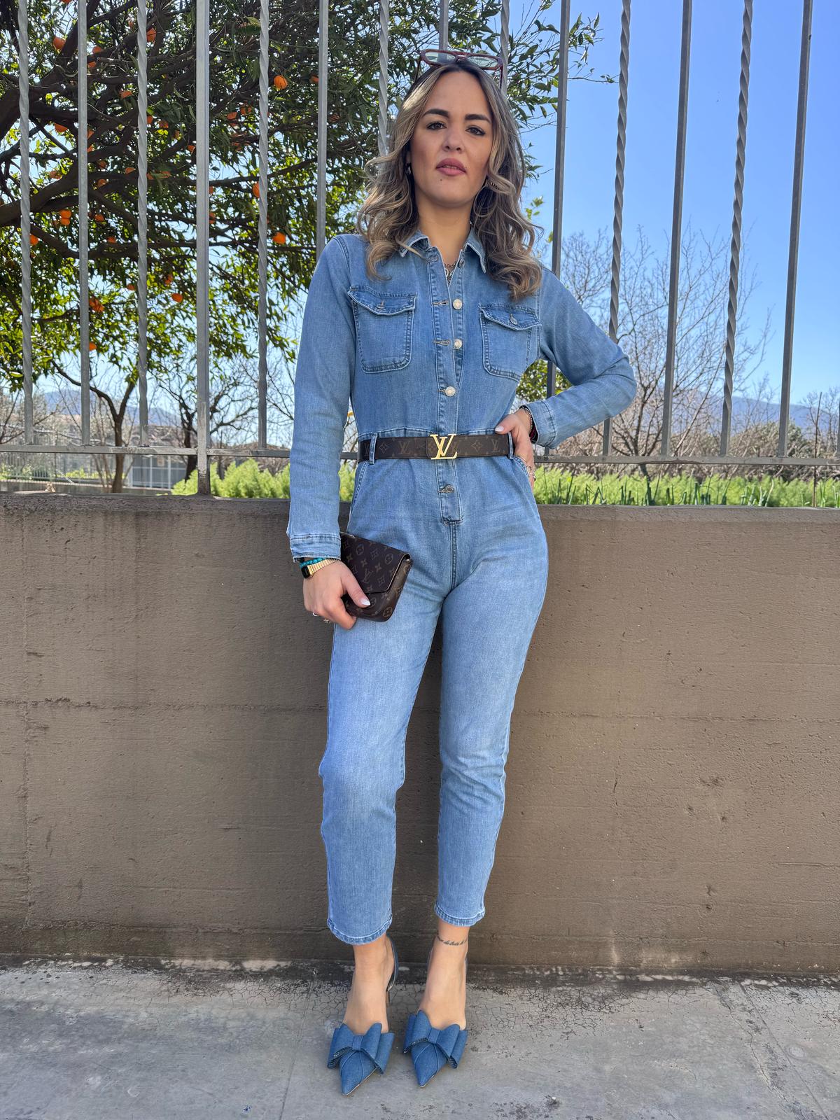 Salopette di jeans lavaggio chiaro con manica lunga - immagine 2