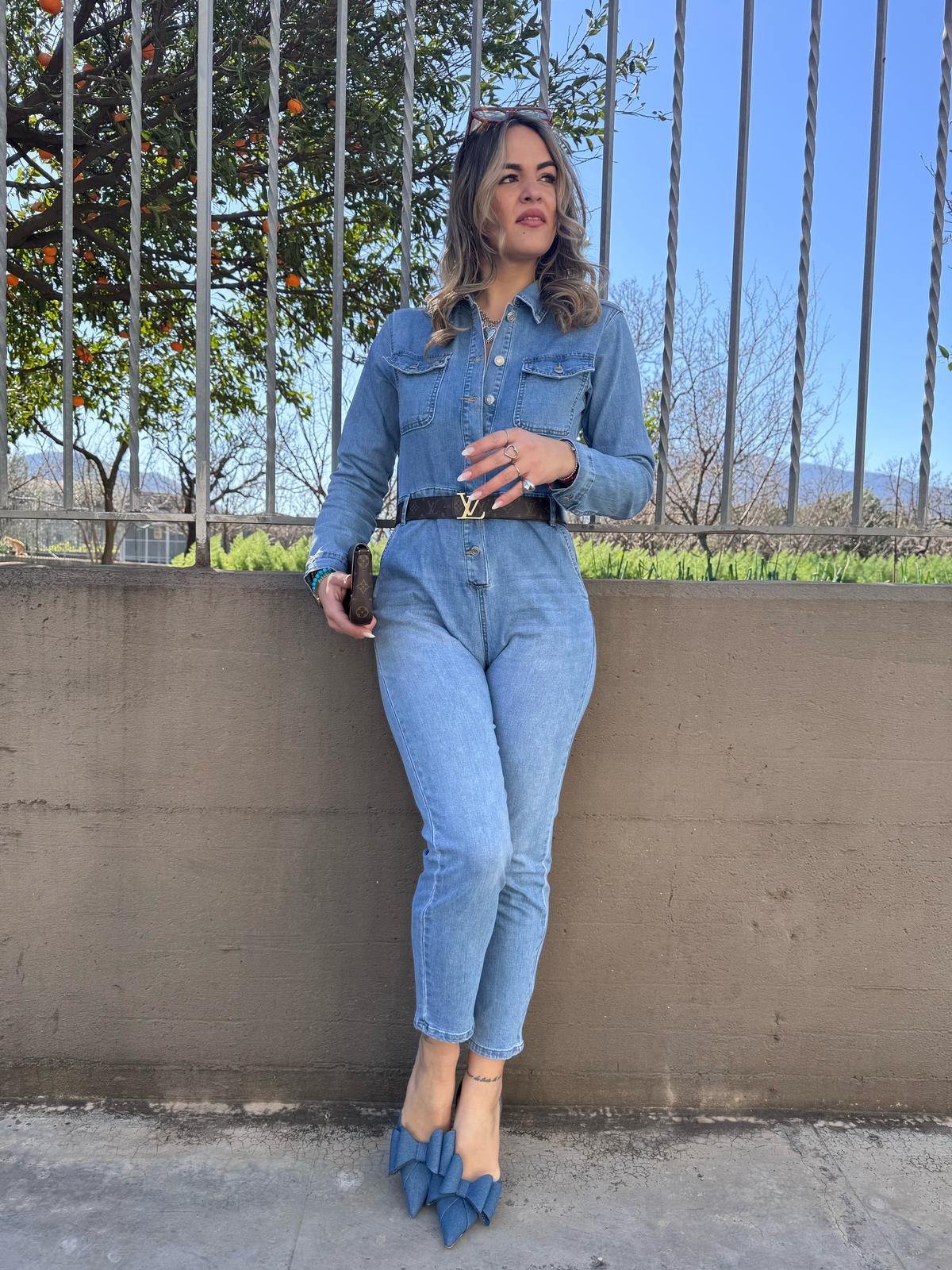 Salopette di jeans lavaggio chiaro con manica lunga - immagine 3