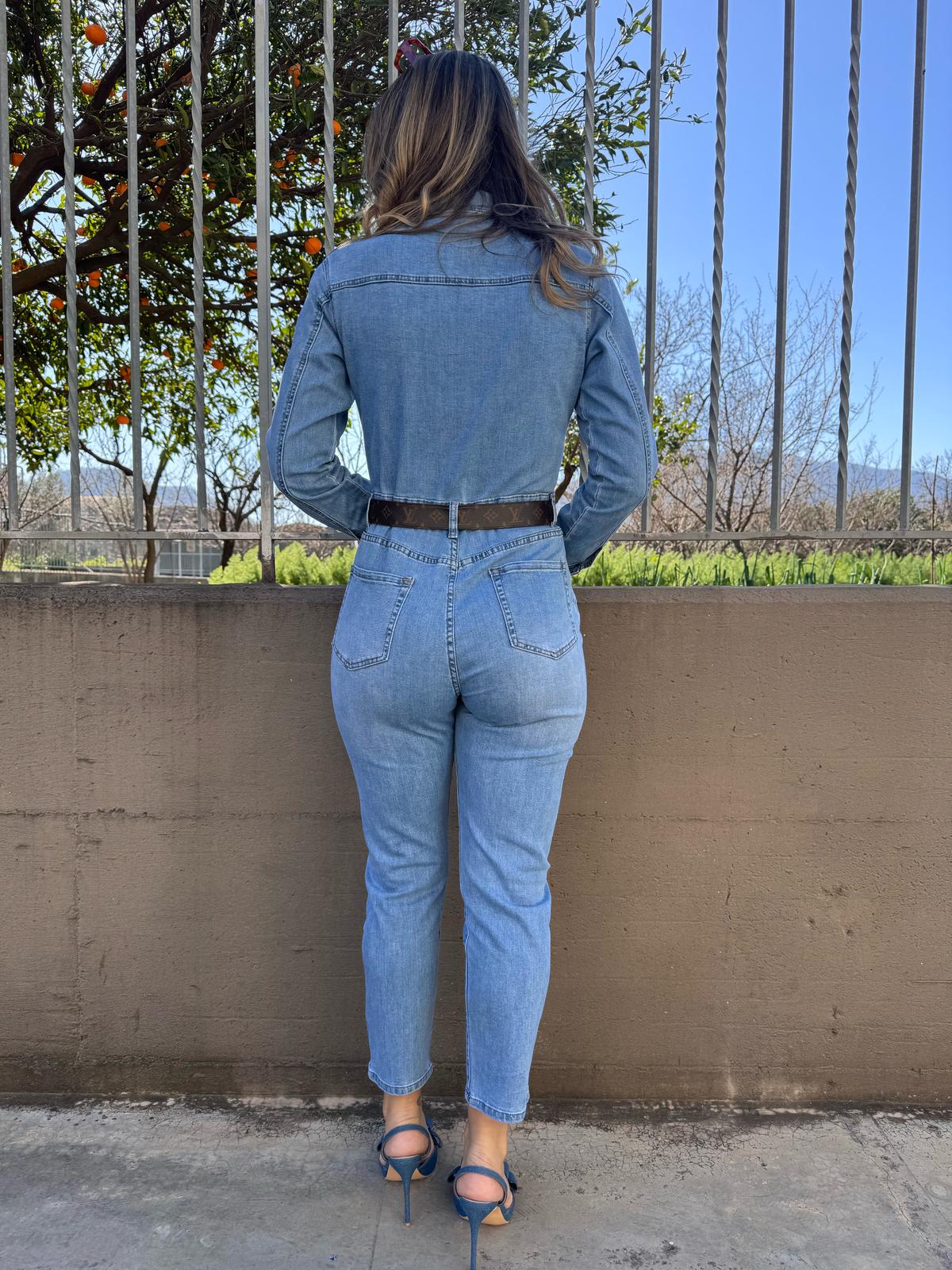 Salopette di jeans lavaggio chiaro con manica lunga - immagine 4