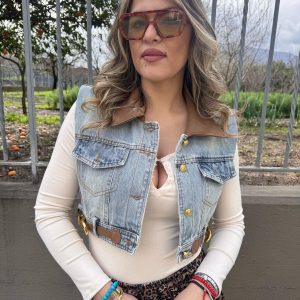 Giubbino crop di jeans smanicato con inserti in pelle