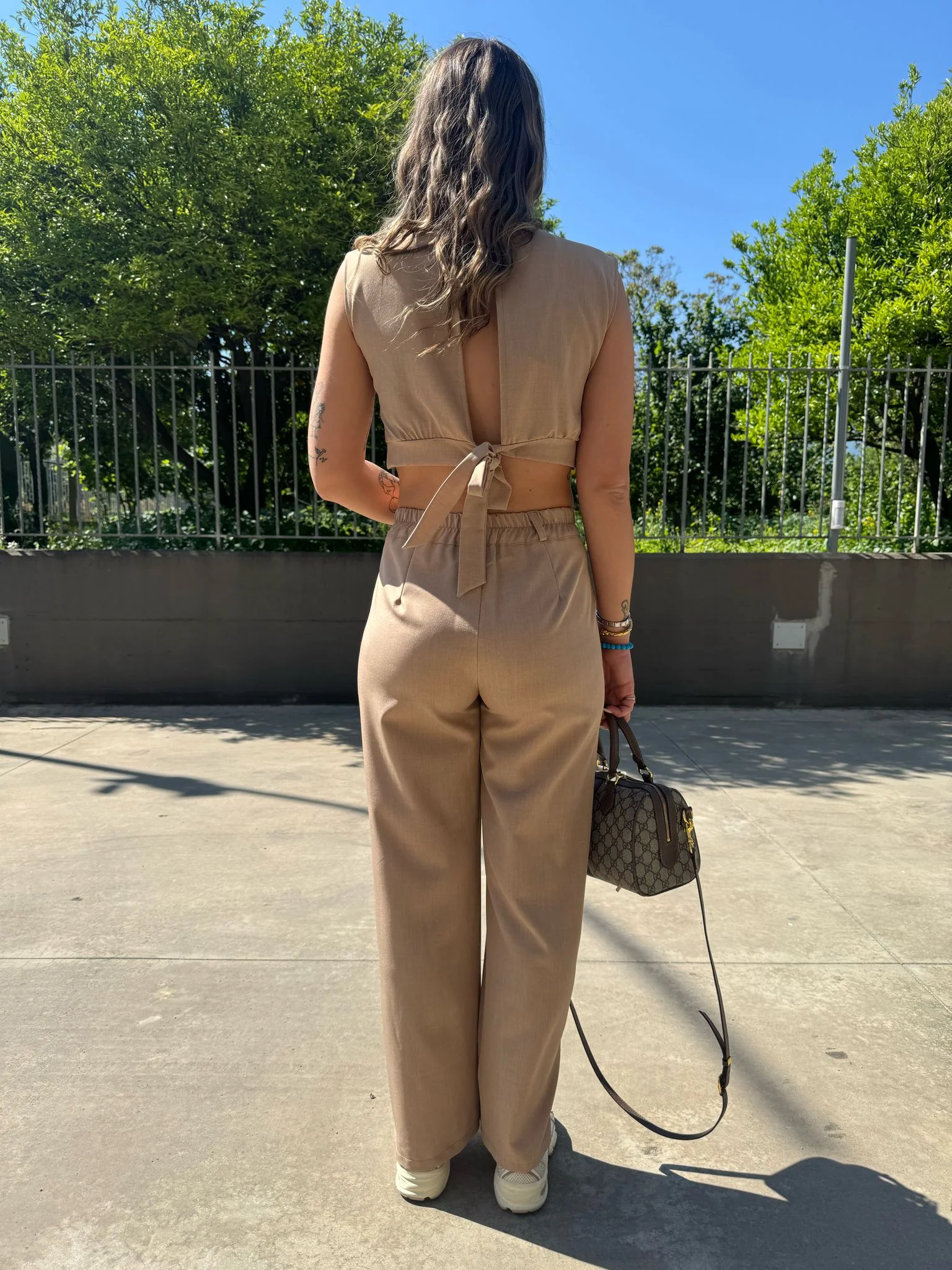 Coordinato 2 pezzi con top crop e pantalone palazzo - immagine 9