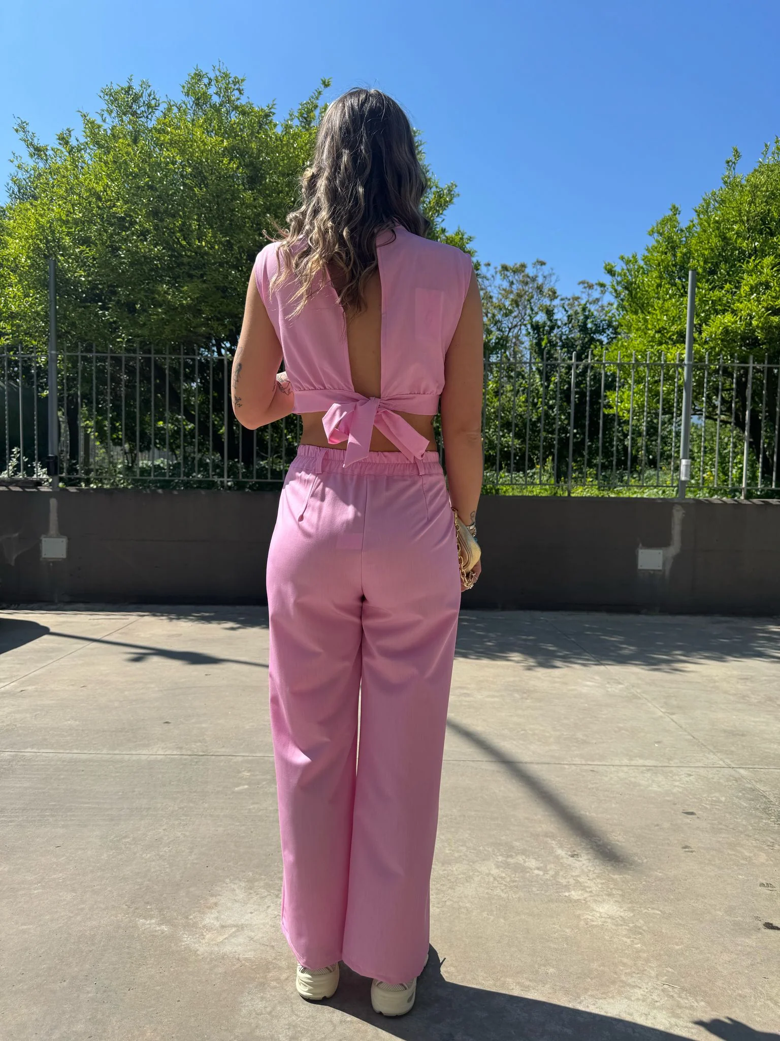 Coordinato 2 pezzi con top crop e pantalone palazzo - immagine 3