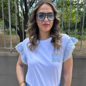 T-shirt con taschino e volant