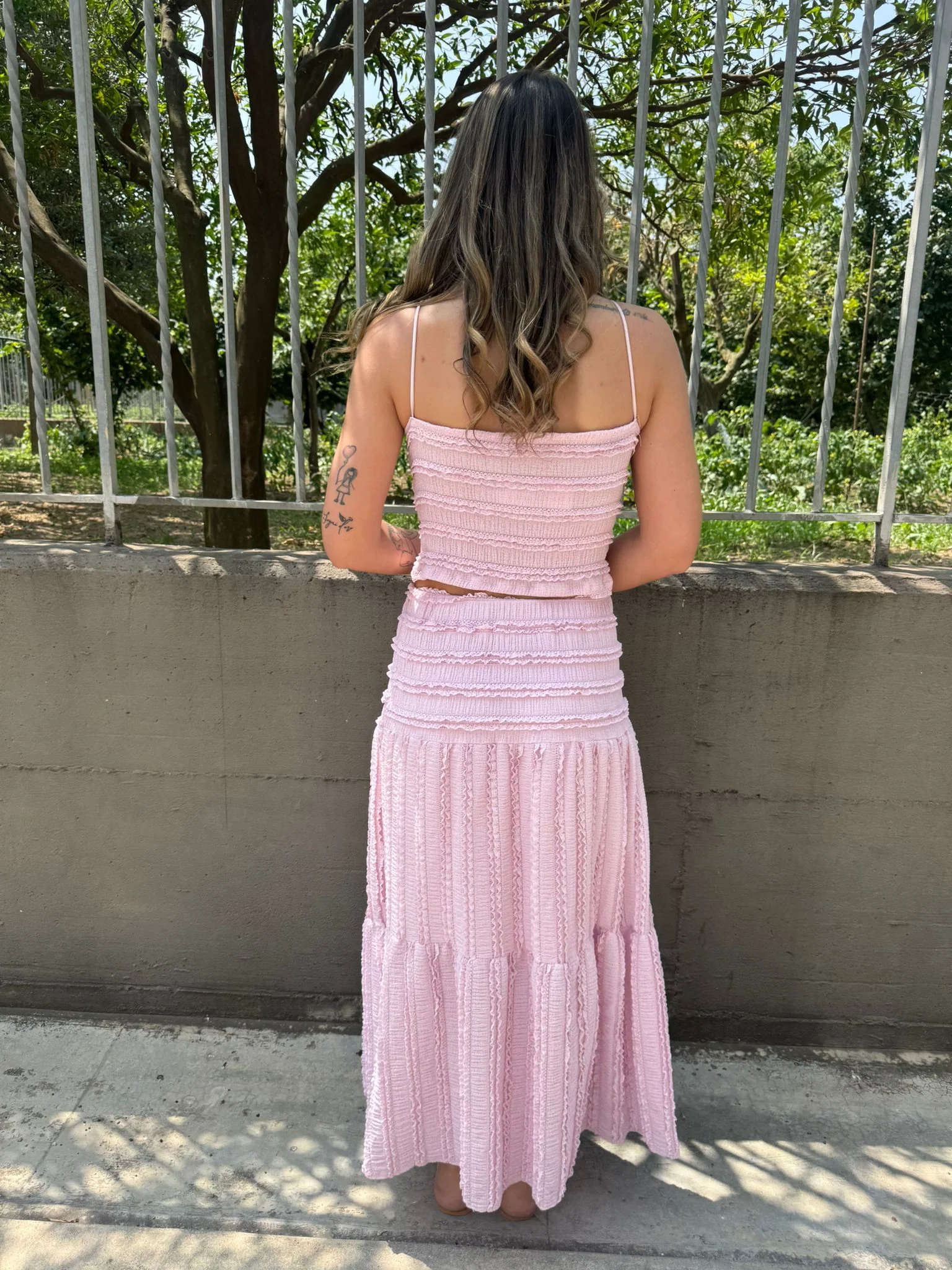 Coordinato 2 pezzi con trama particolare e rouches - immagine 3