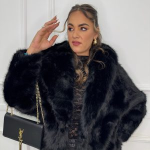 Pelliccia eco con cappuccio