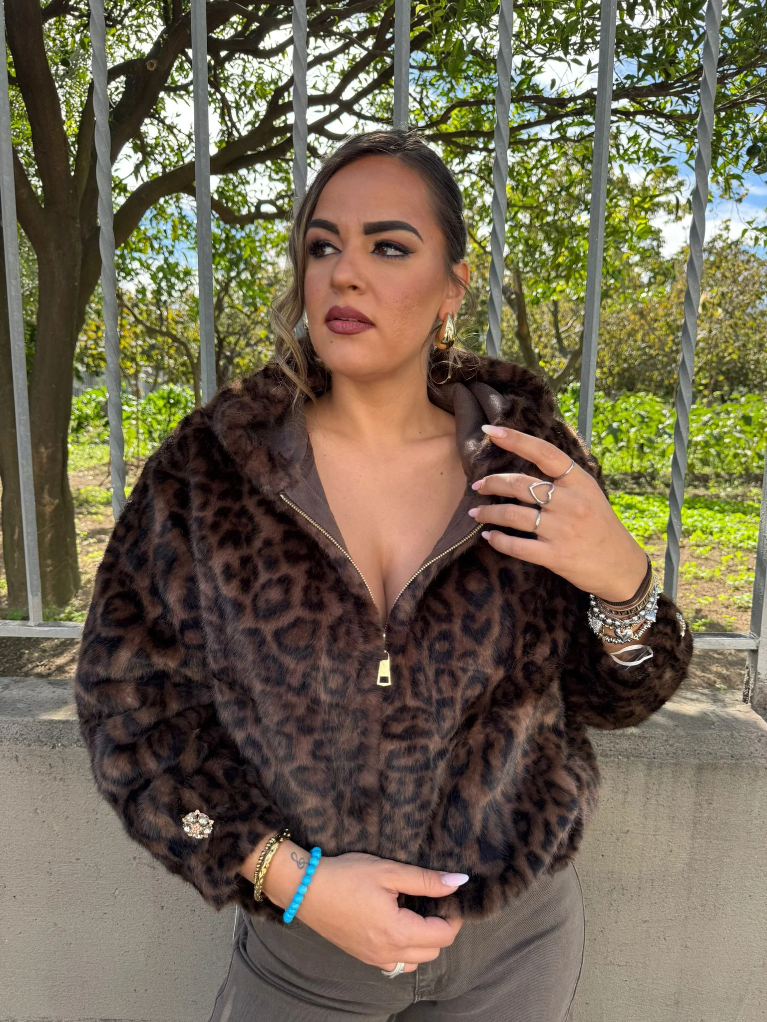 Pelliccia eco animalier con bottoni gioiello - immagine 3