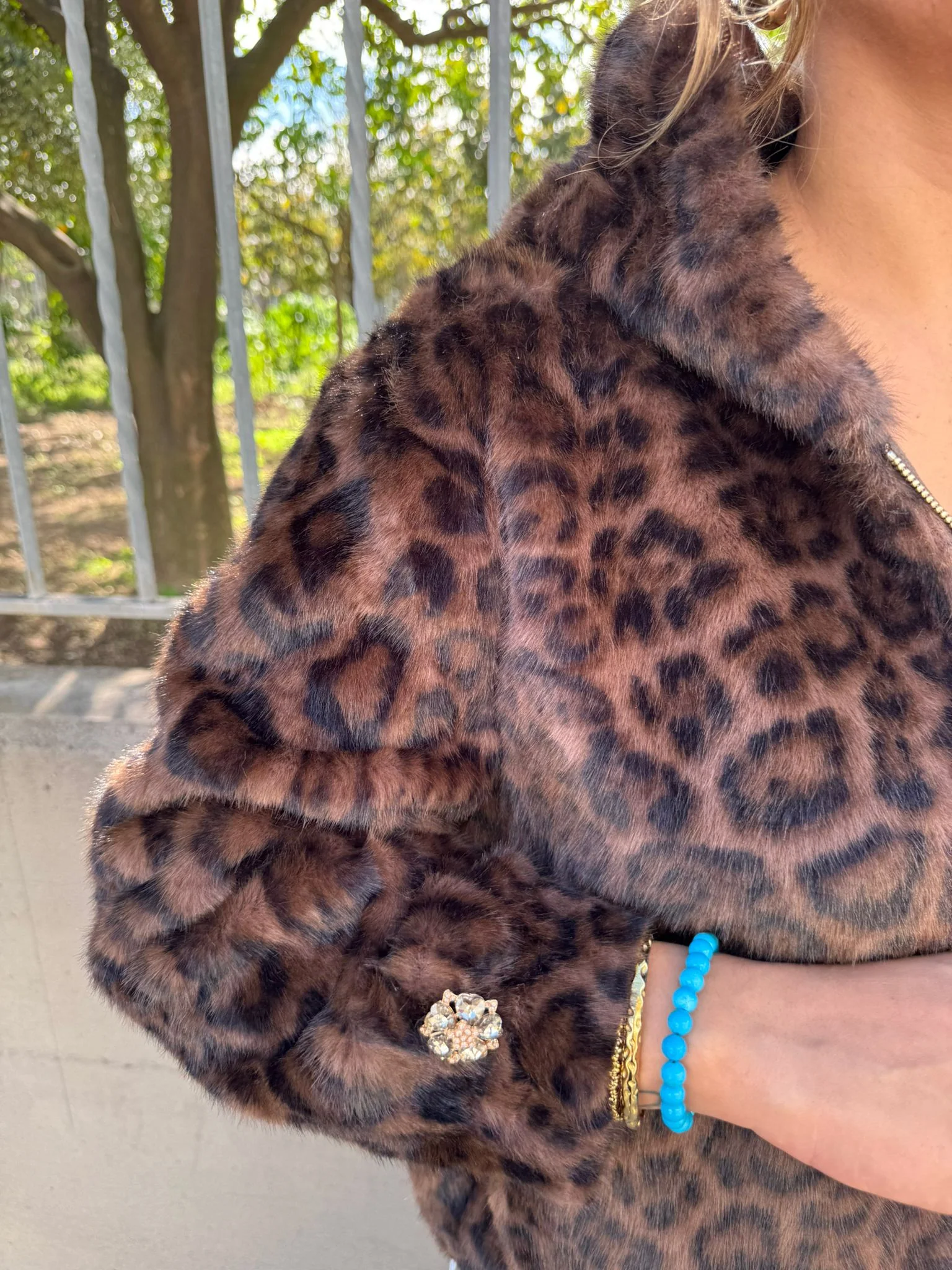 Pelliccia eco animalier con bottoni gioiello - immagine 4