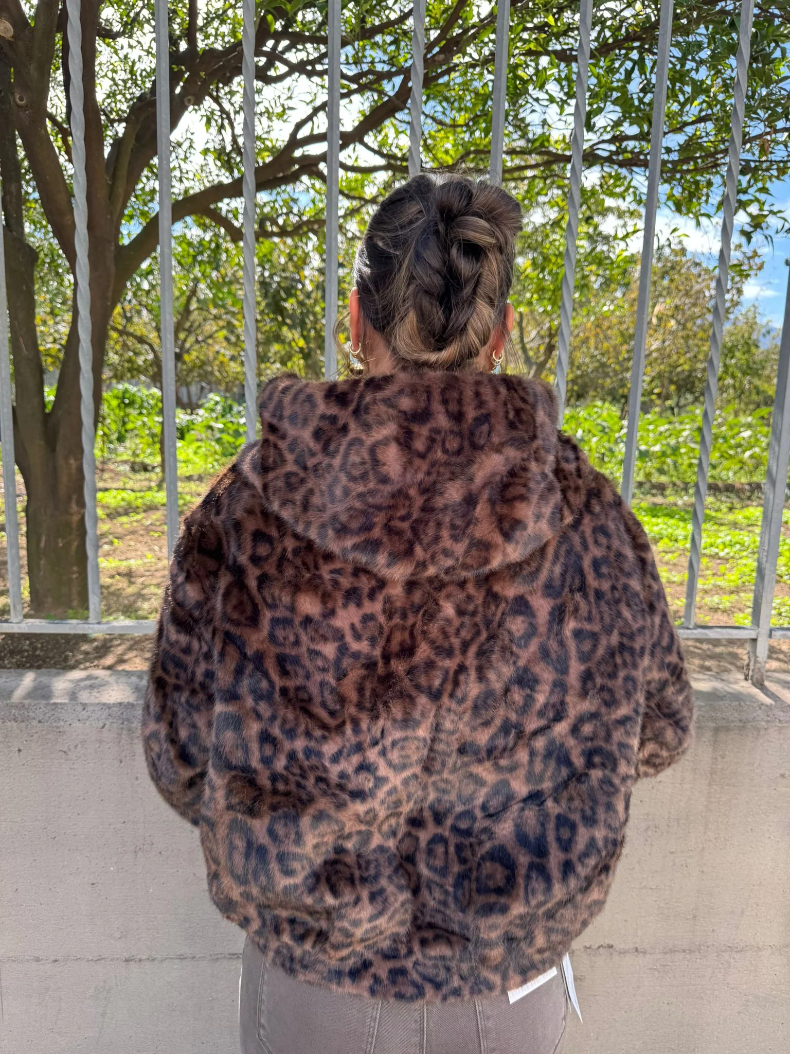 Pelliccia eco animalier con bottoni gioiello - immagine 5