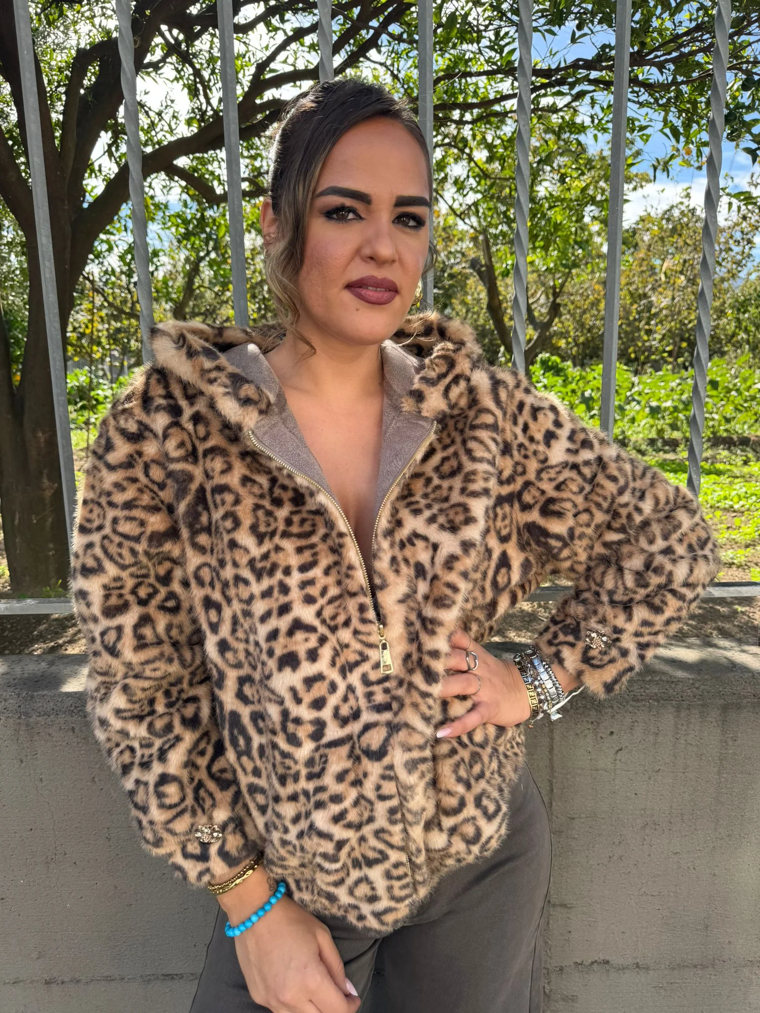 Pelliccia eco animalier con bottoni gioiello - immagine 7