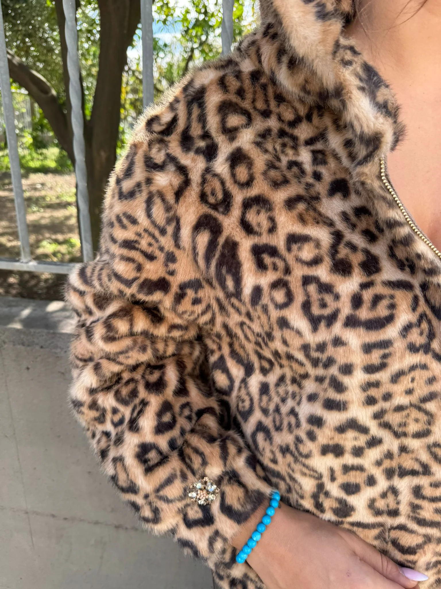 Pelliccia eco animalier con bottoni gioiello - immagine 8