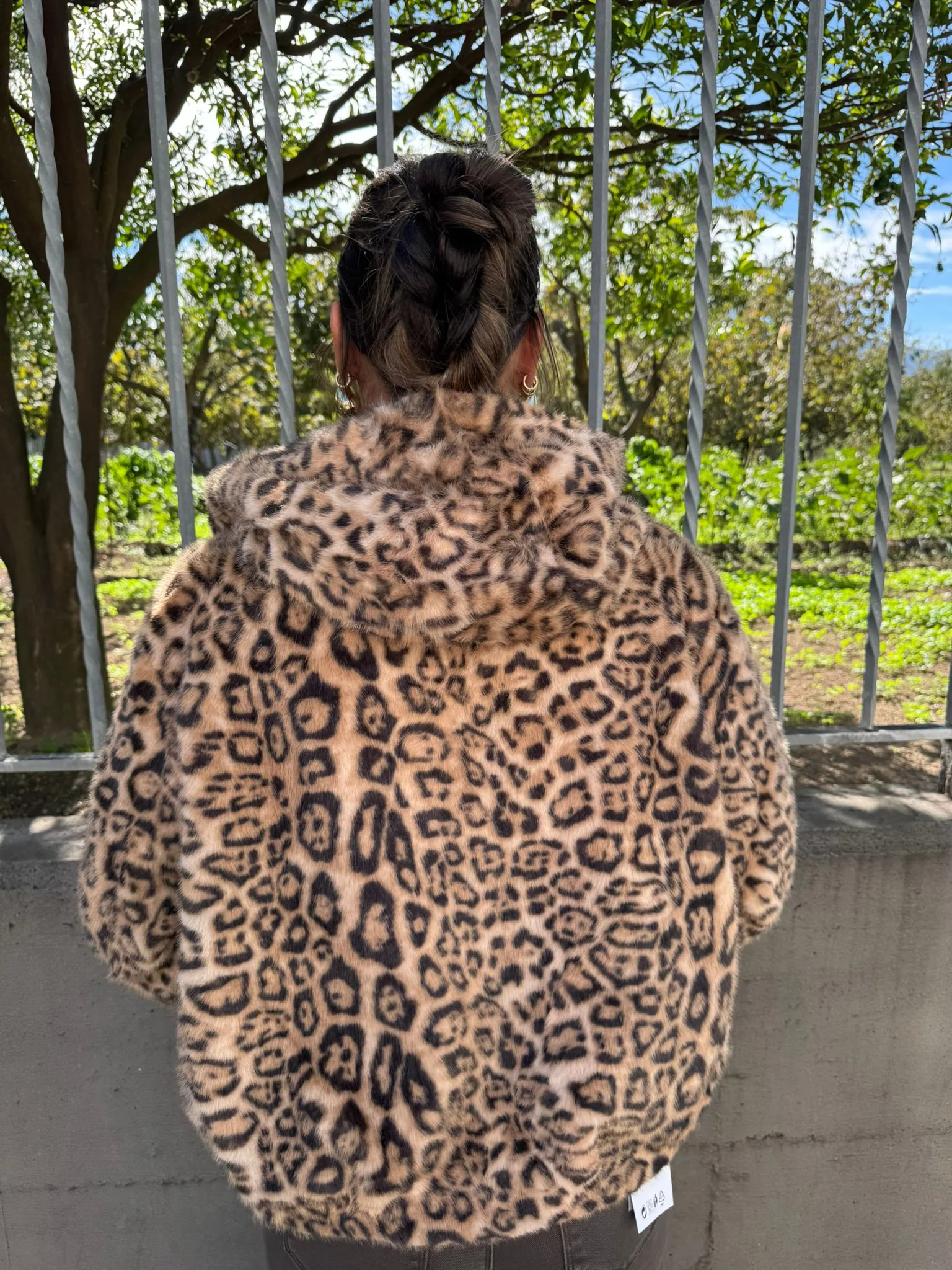 Pelliccia eco animalier con bottoni gioiello - immagine 9