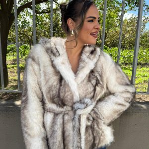 Pelliccia eco con cappuccio e cintura in vita