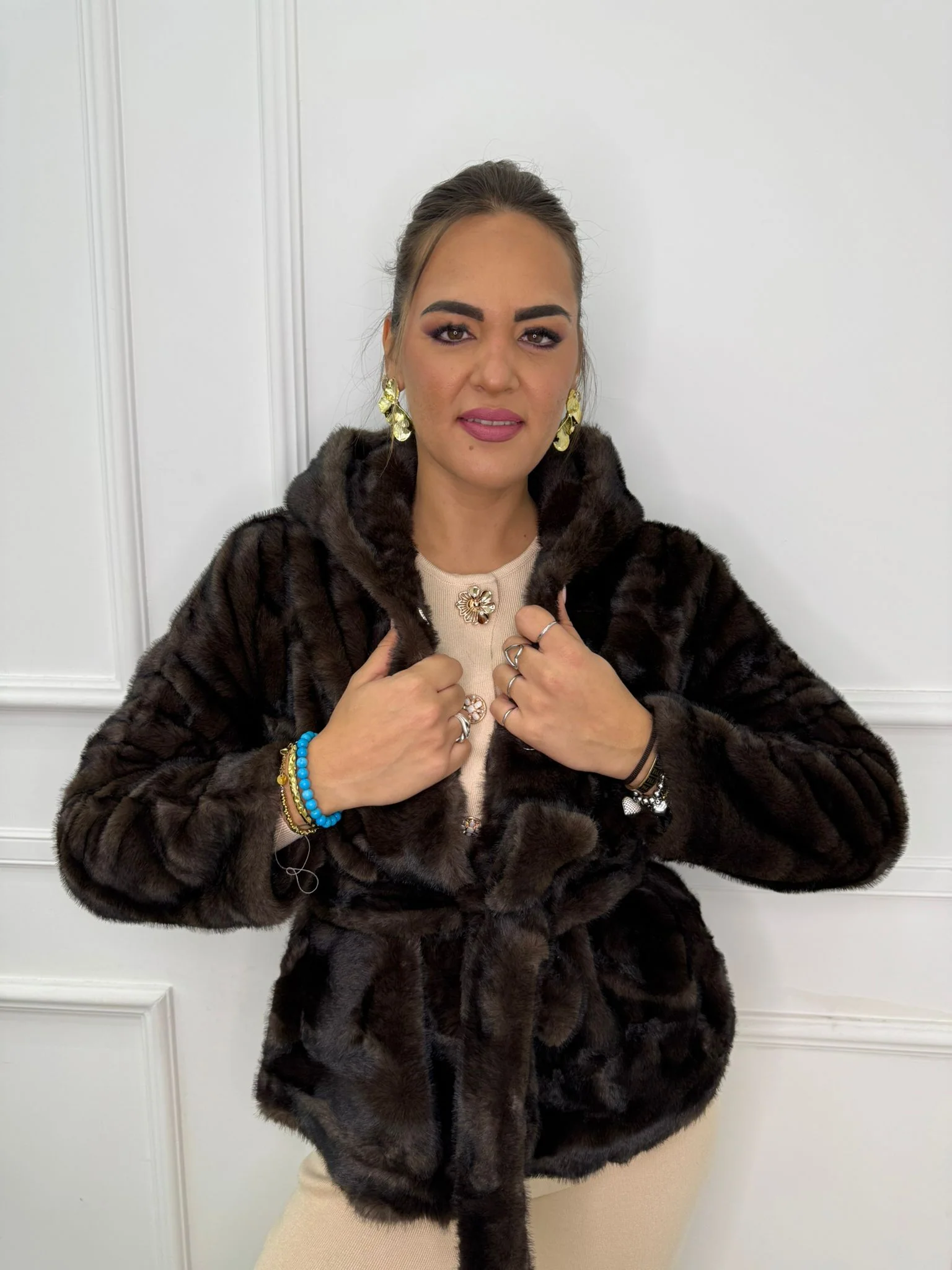 Pelliccia eco tinta unita con cappuccio e tasche - immagine 5