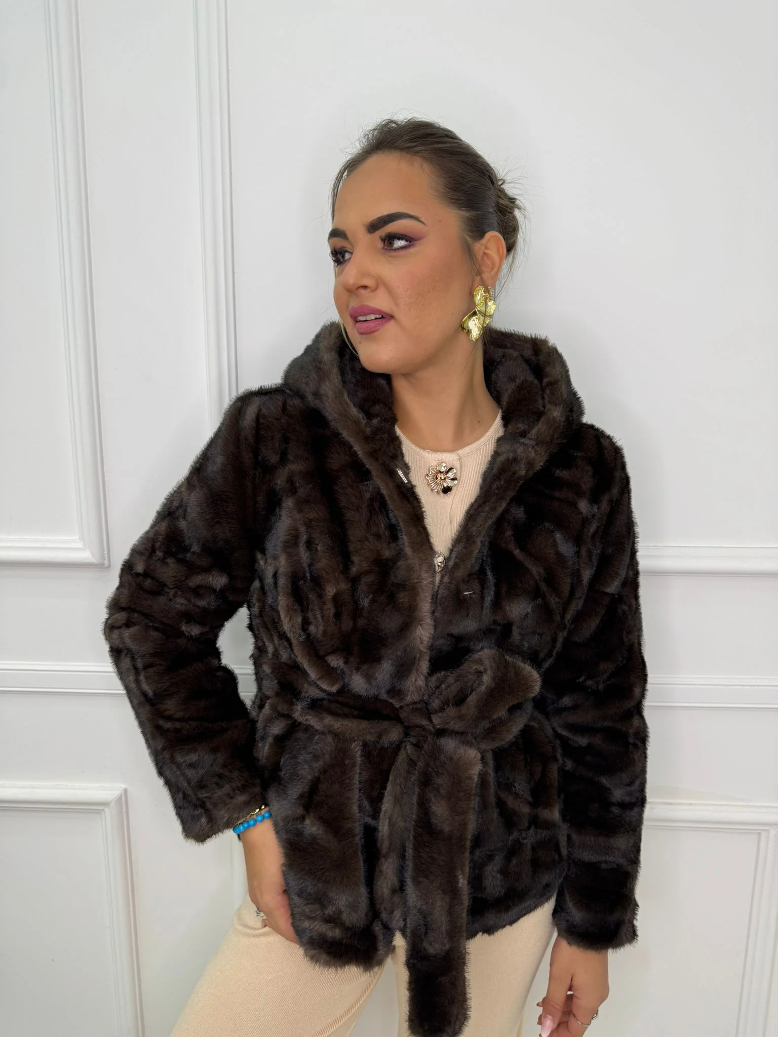 Pelliccia eco tinta unita con cappuccio e tasche - immagine 6