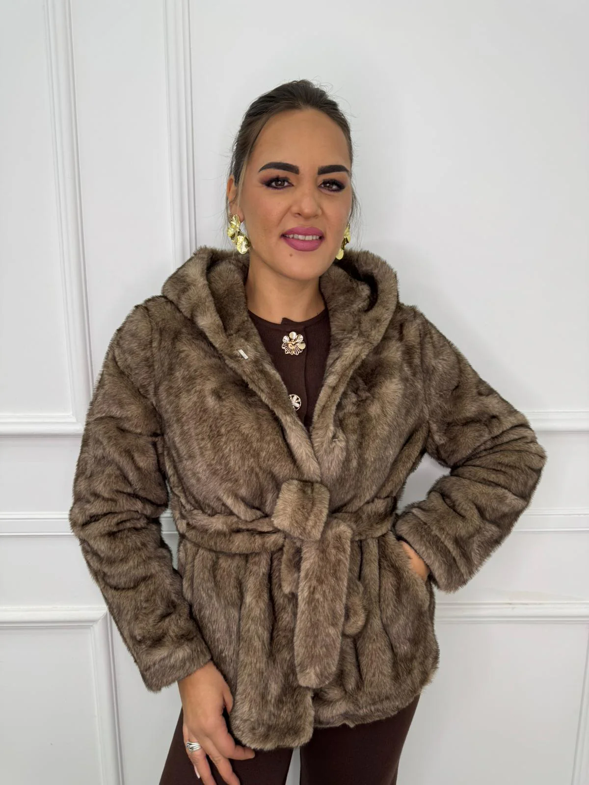 Pelliccia eco tinta unita con cappuccio e tasche