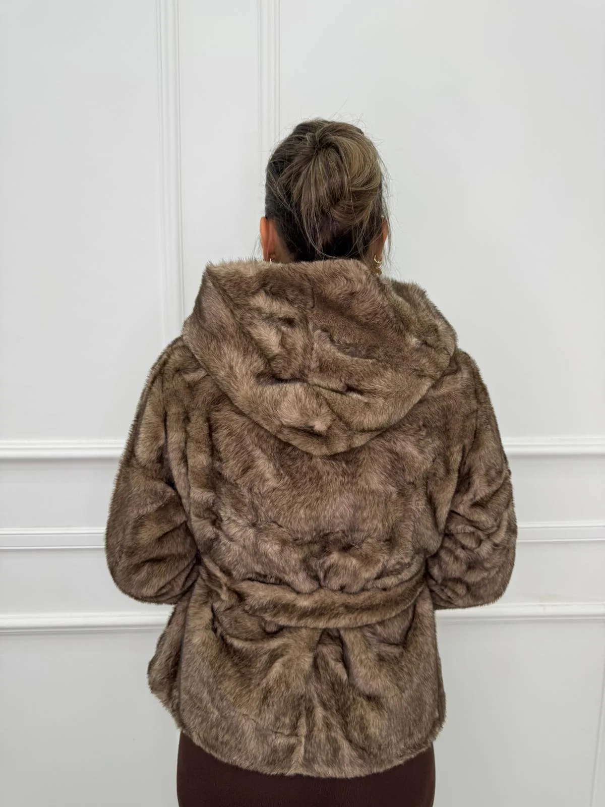 Pelliccia eco tinta unita con cappuccio e tasche - immagine 4