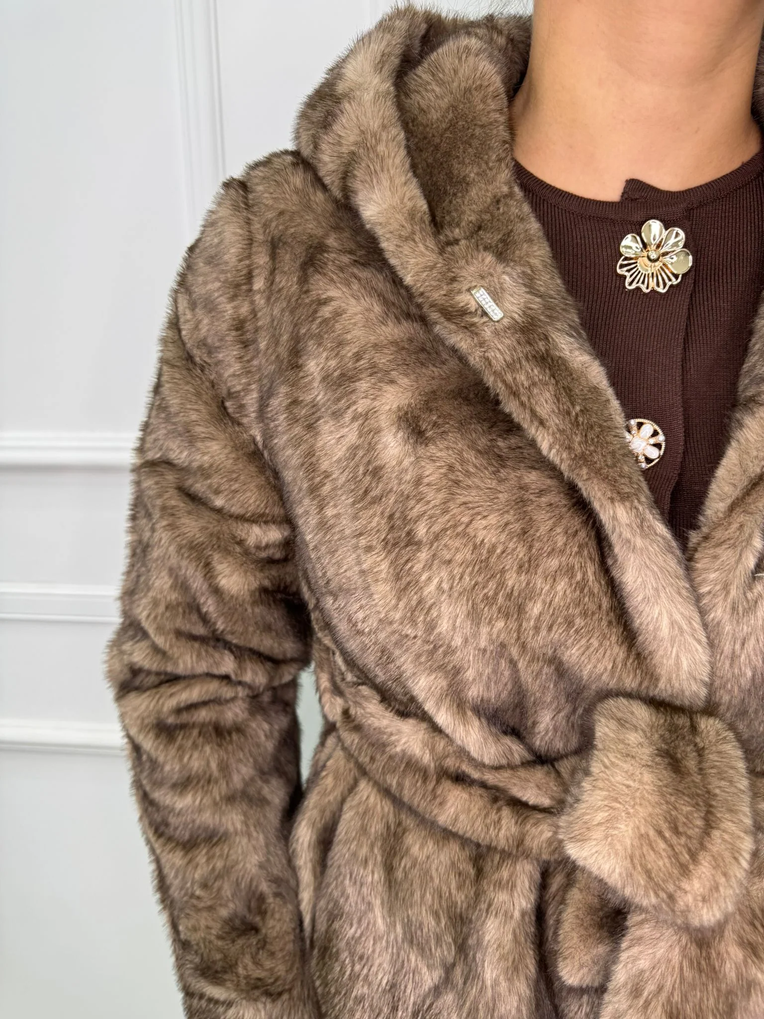 Pelliccia eco tinta unita con cappuccio e tasche - immagine 3