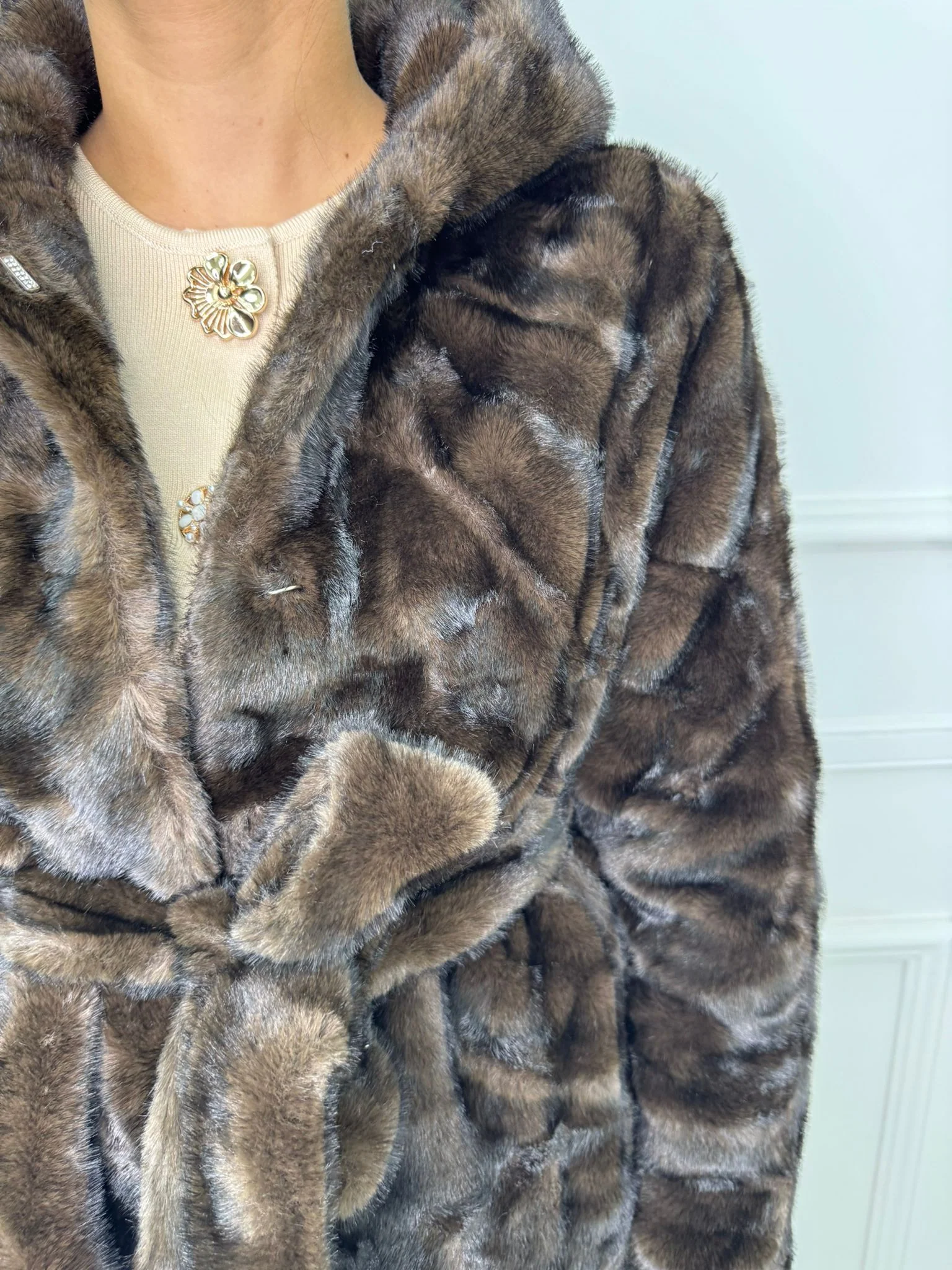 Pelliccia eco tinta unita con cappuccio e tasche - immagine 7