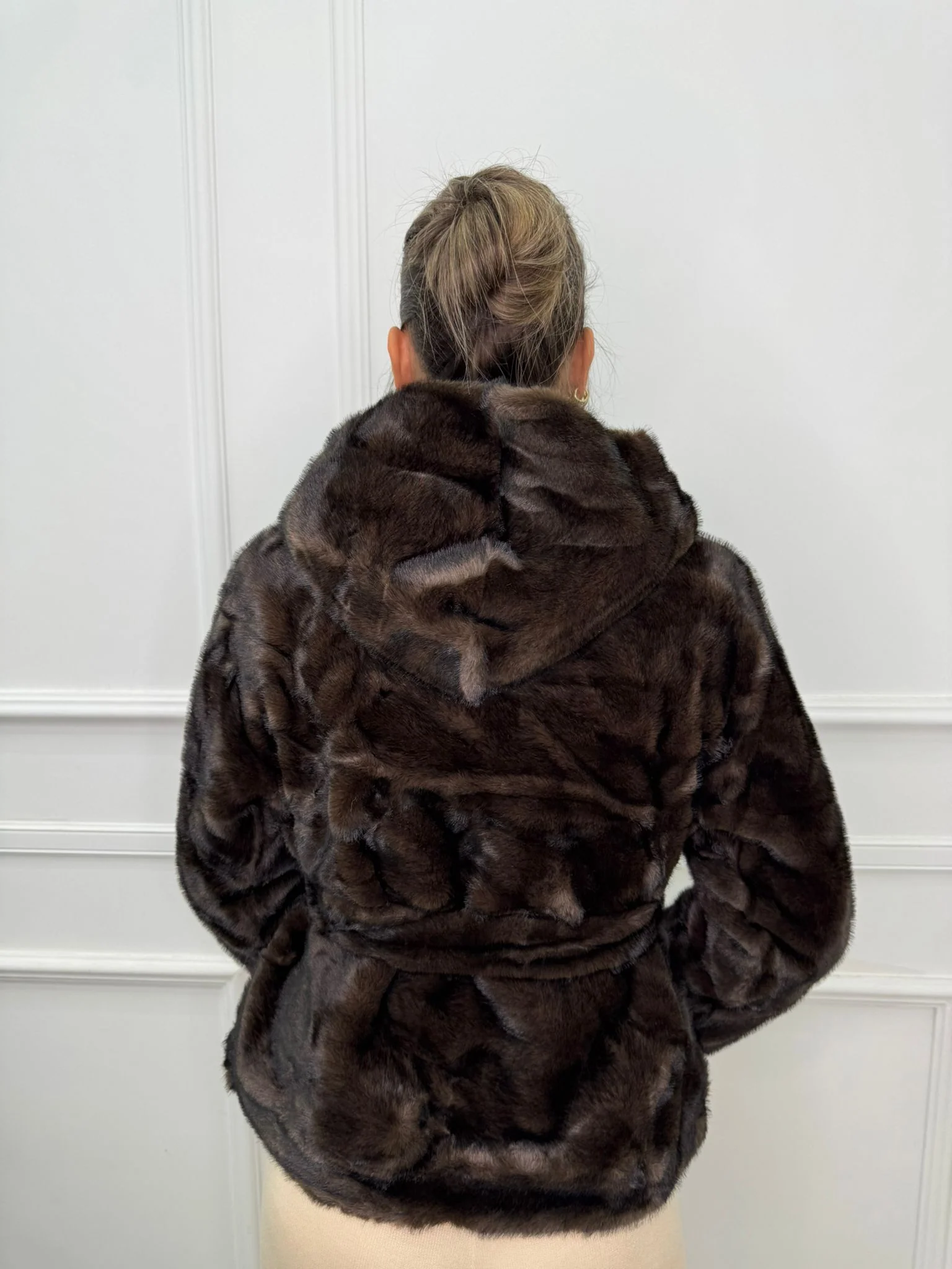 Pelliccia eco tinta unita con cappuccio e tasche - immagine 8