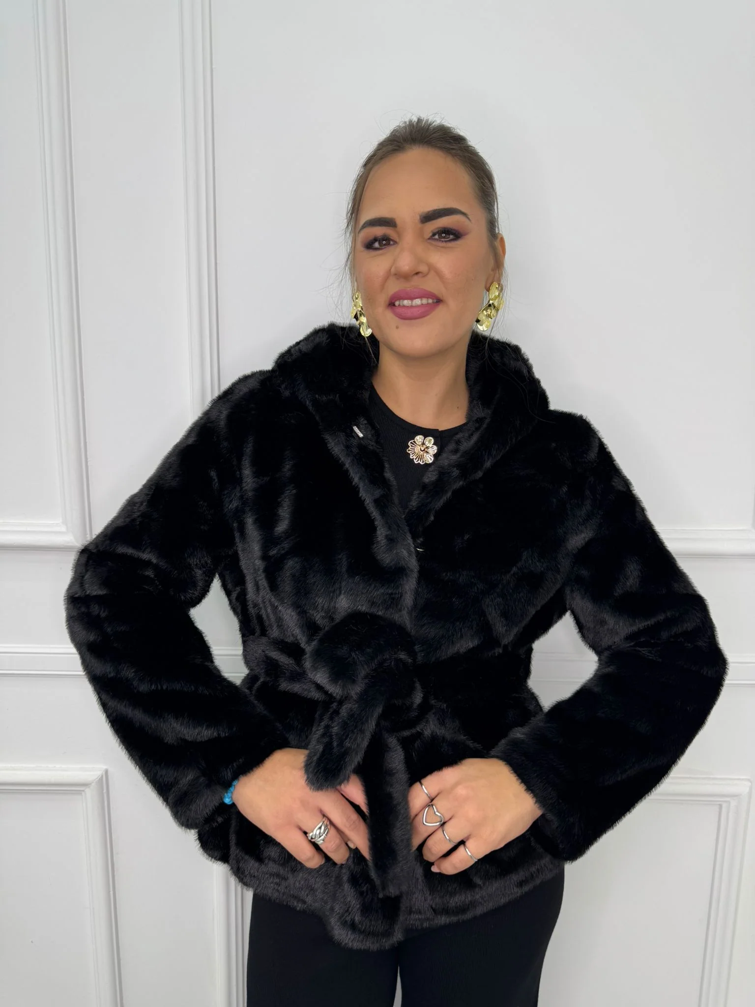 Pelliccia eco tinta unita con cappuccio e tasche - immagine 9