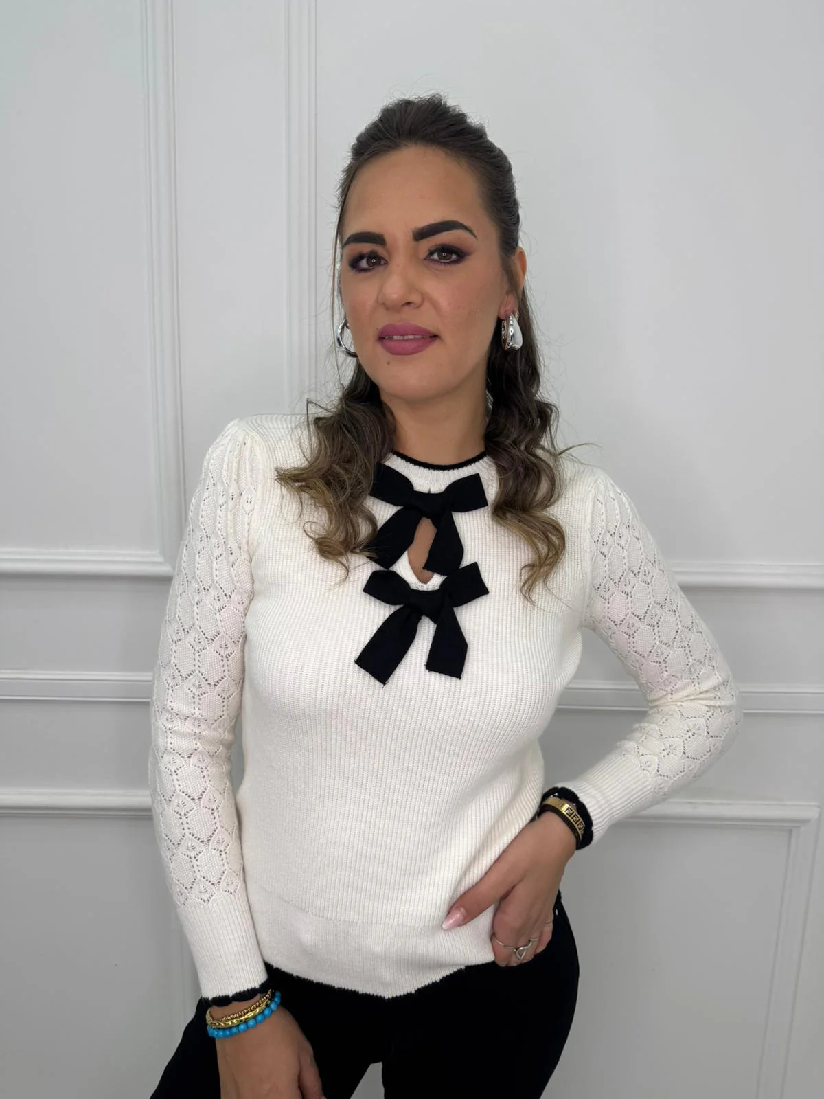 Maglia giro collo con fiocchetti - immagine 2