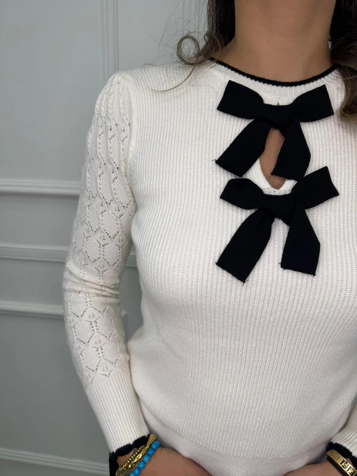 Maglia giro collo con fiocchetti - immagine 3