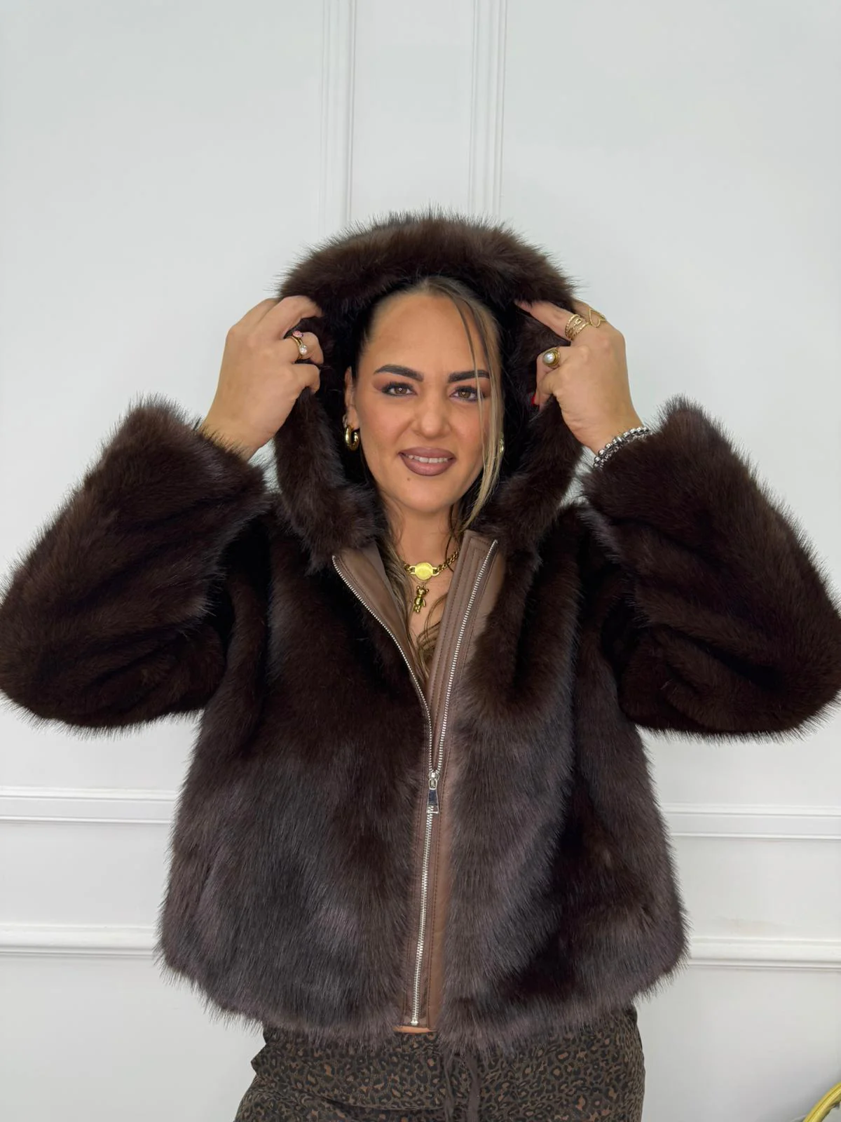 Pelliccia eco con cappuccio e zip - immagine 3