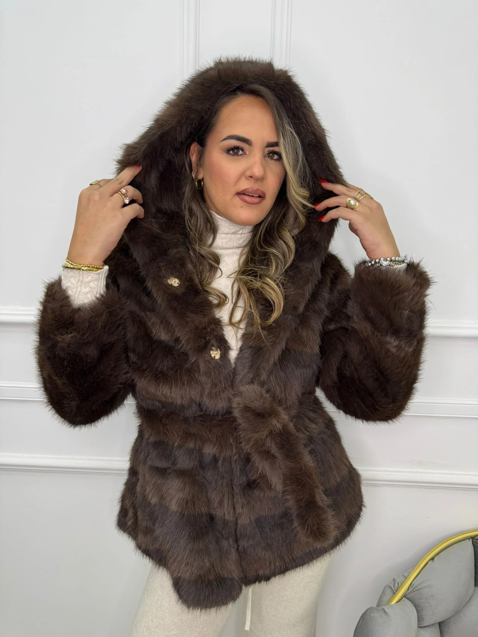 Pelliccia eco striata con cappuccio e cintura - immagine 2