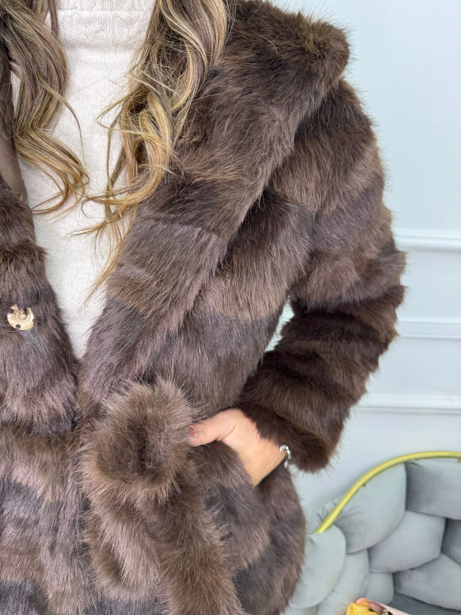 Pelliccia eco striata con cappuccio e cintura - immagine 4