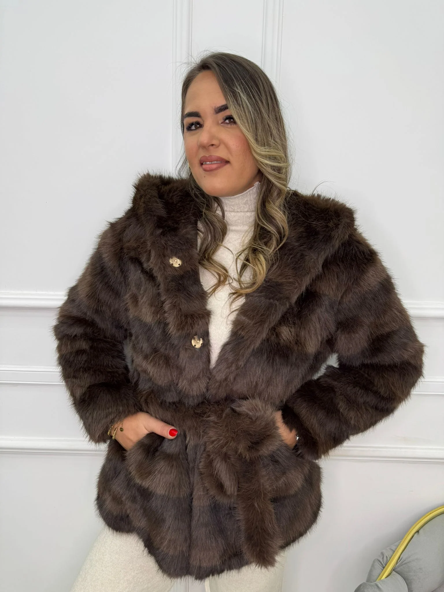 Pelliccia eco striata con cappuccio e cintura - immagine 3