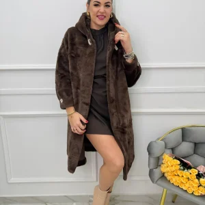 Pelliccia lunga con cappuccio e bottone gioiello