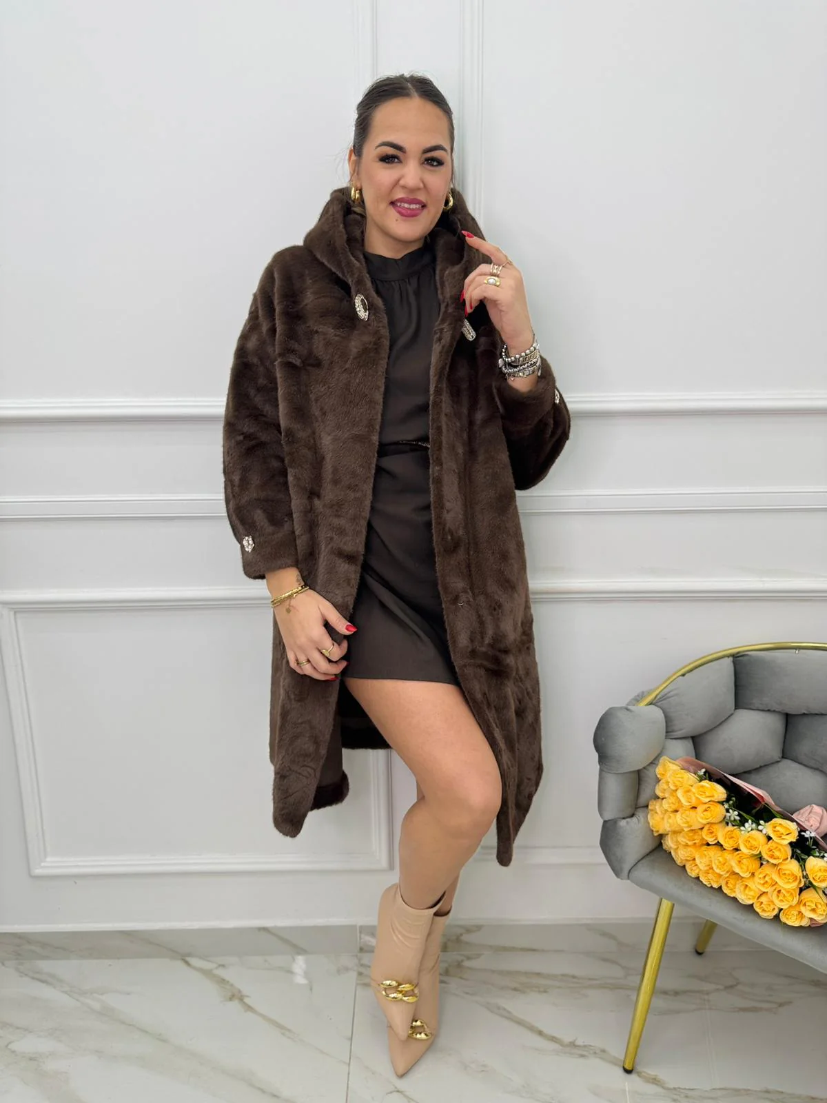 Pelliccia lunga con cappuccio e bottone gioiello - immagine 2