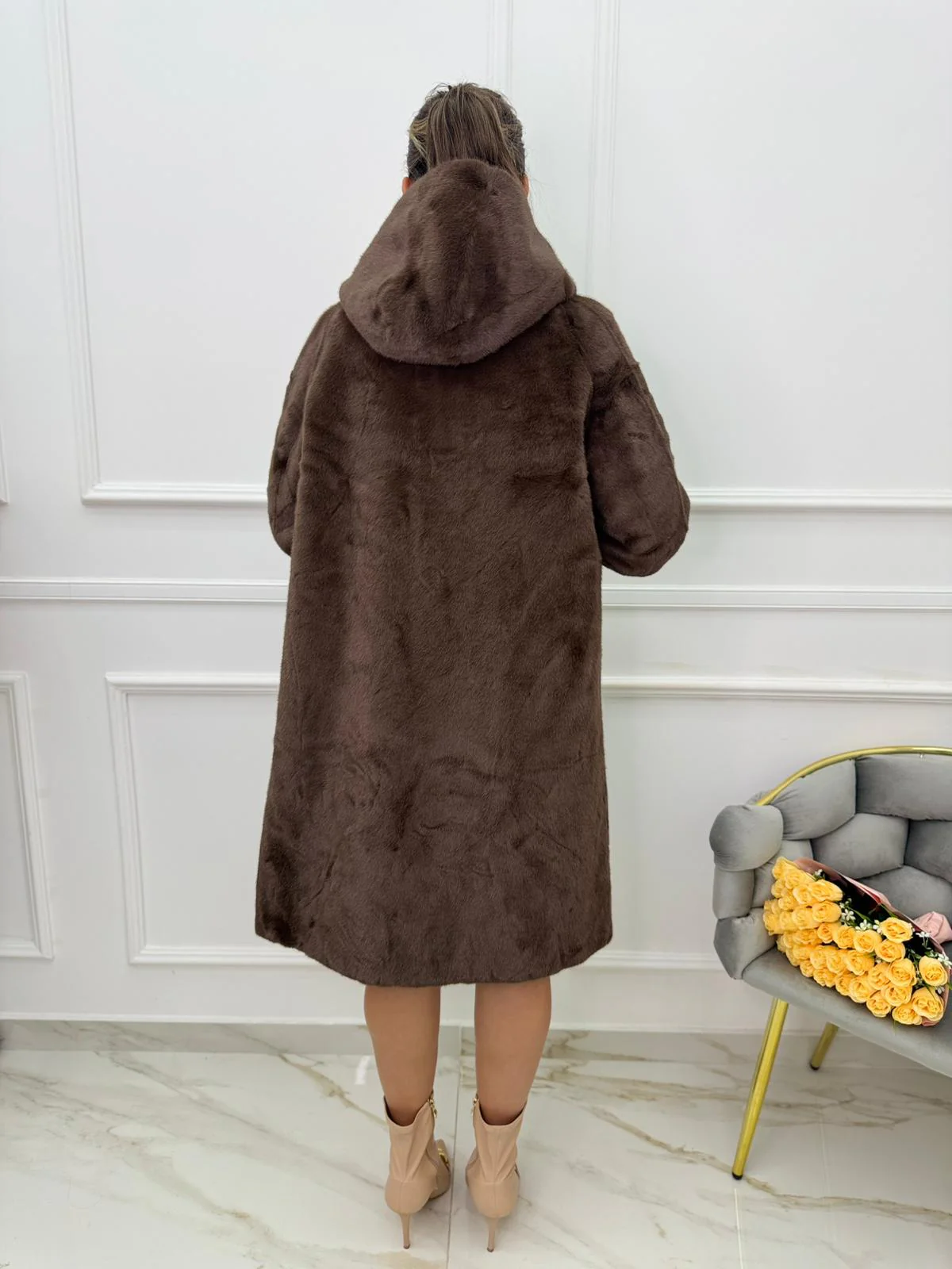 Pelliccia lunga con cappuccio e bottone gioiello - immagine 4