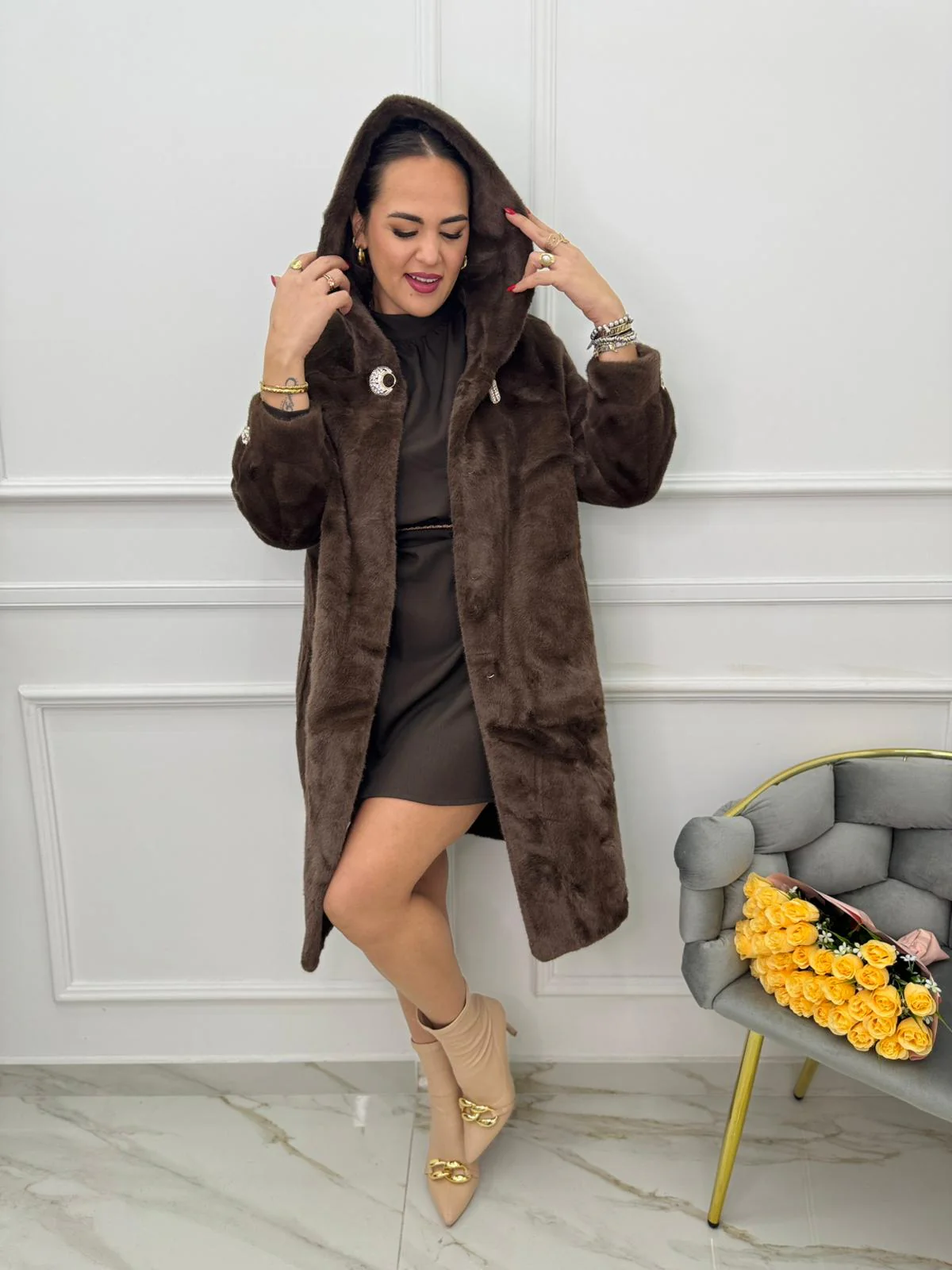 Pelliccia lunga con cappuccio e bottone gioiello - immagine 3