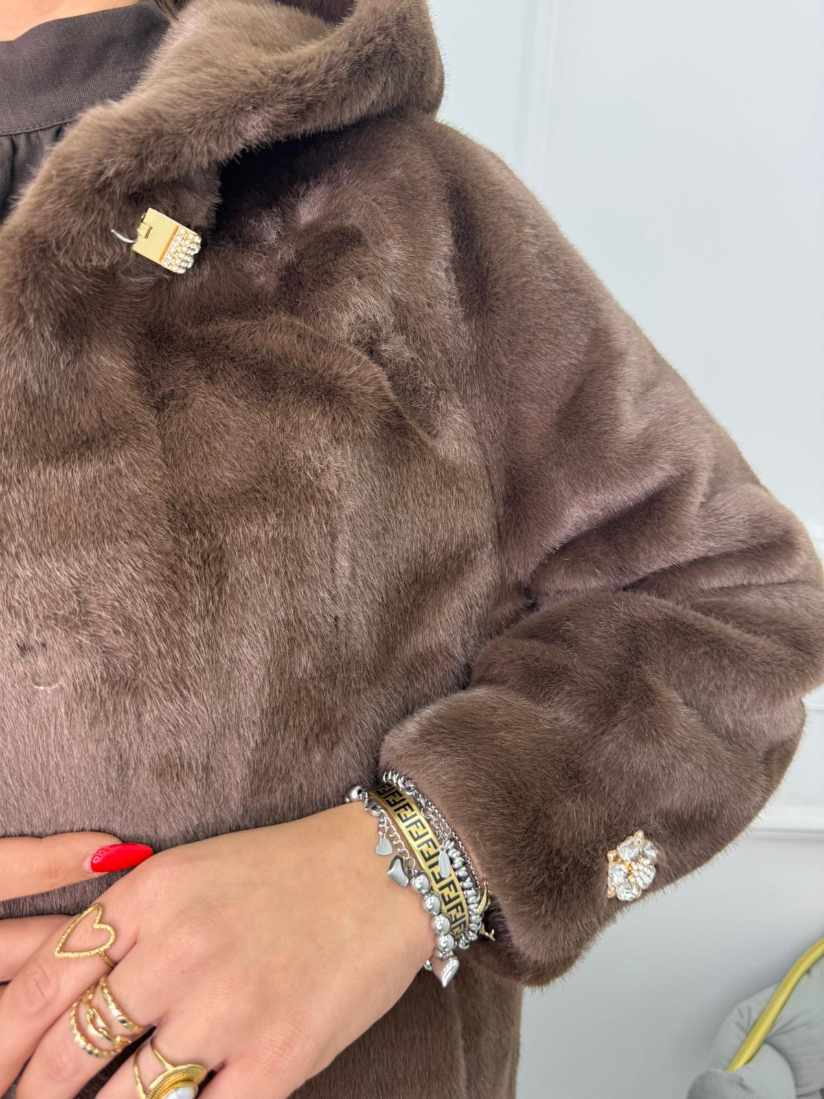 Pelliccia lunga con cappuccio e bottone gioiello - immagine 5